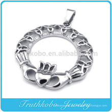 TKB-P0068 Irish Claddagh Style Hand, um ein Herz mit Crown Anhänger Edelstahl Schmuck Celtic Knot Anhänger zu halten